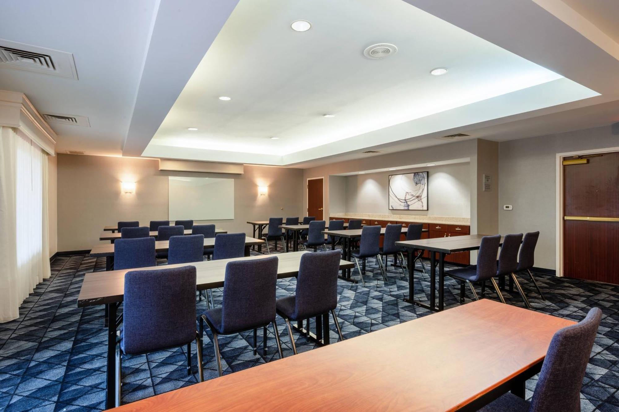 מלון Courtyard Columbus Airport מראה חיצוני תמונה